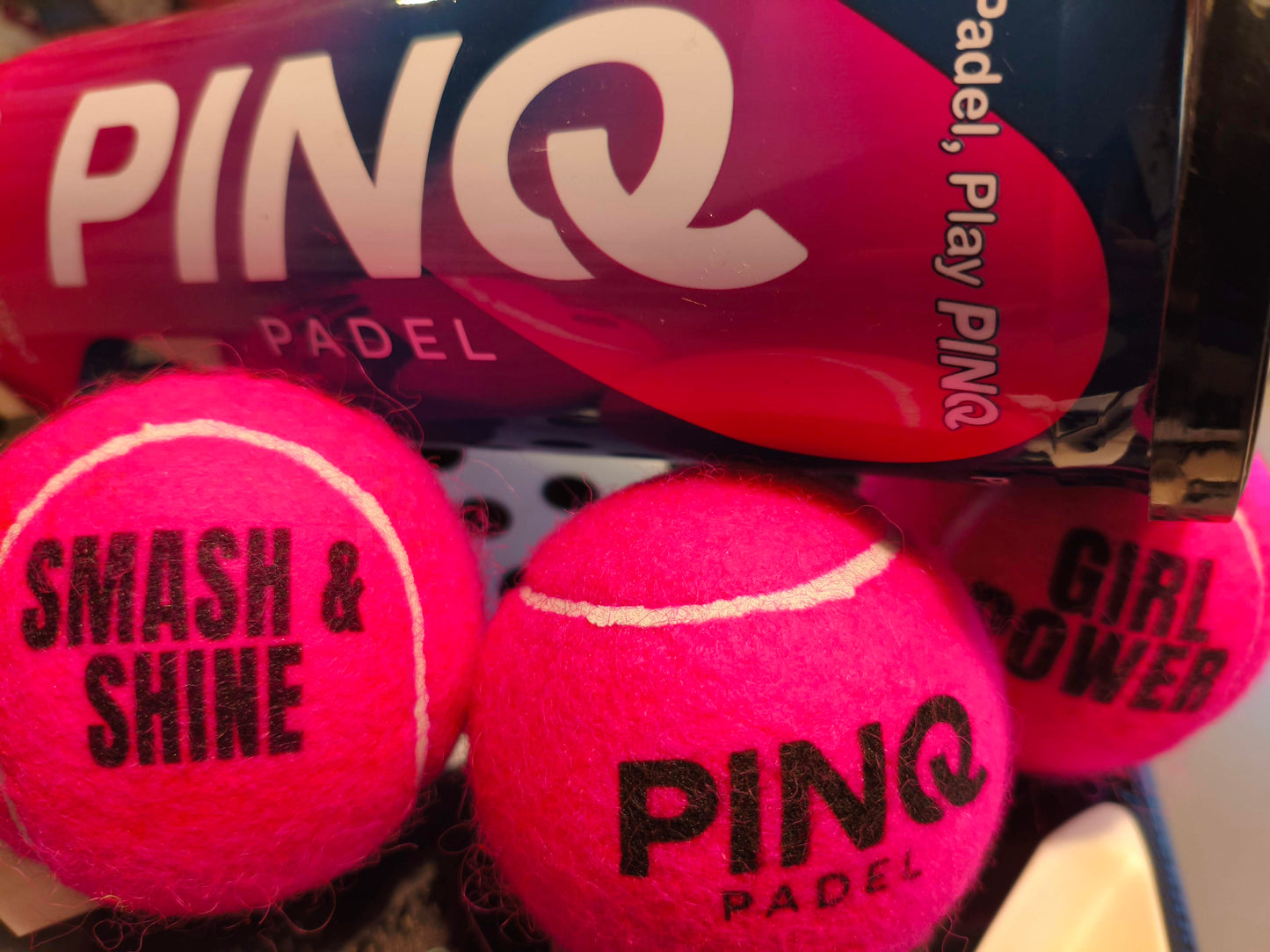 Nime või logoga roosad padeli pallid