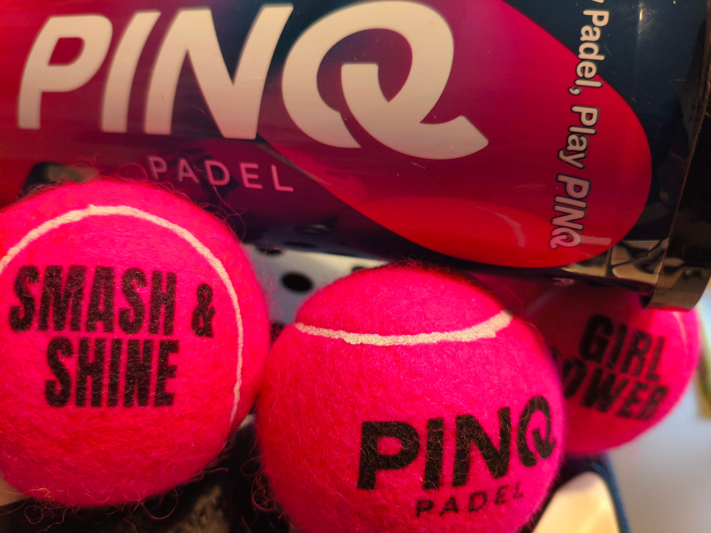 Nime või logoga roosad padeli pallid