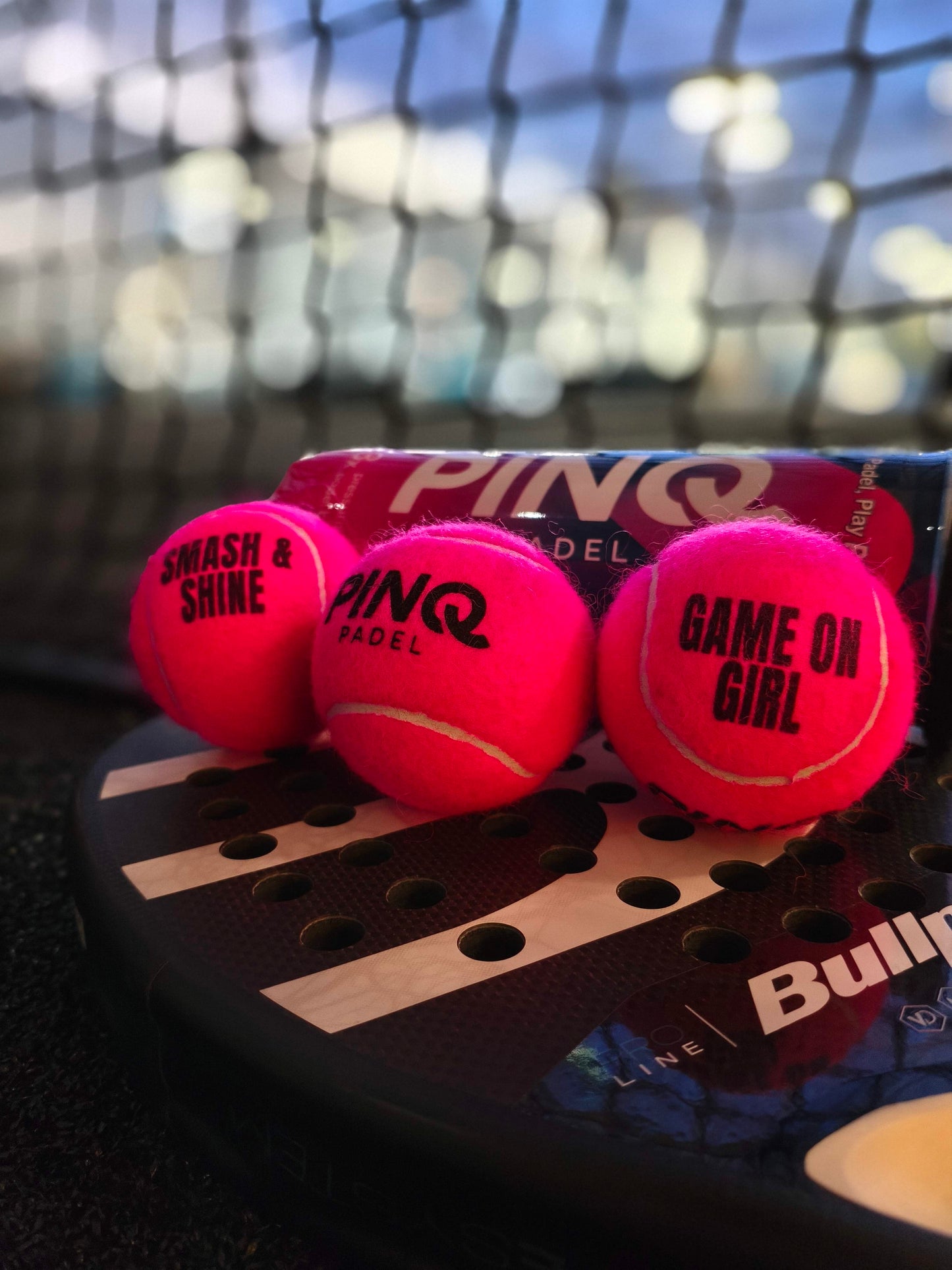 Nime või logoga roosad padeli pallid