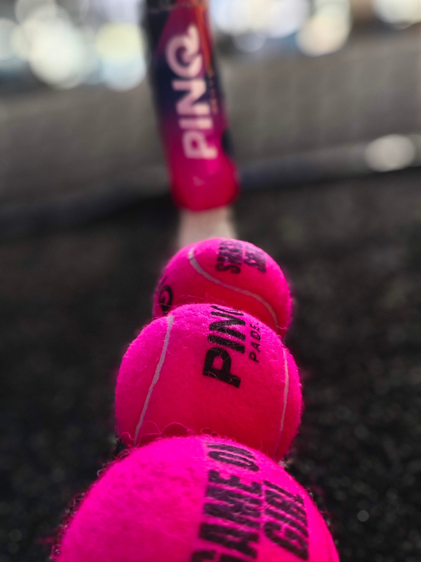 Nime või logoga roosad padeli pallid